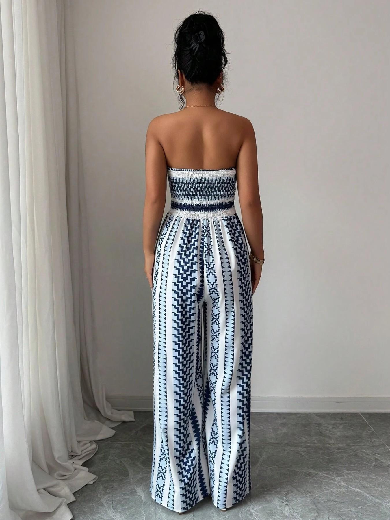👗💙 ¡Mono geométrico con escote halter y abertura lateral!